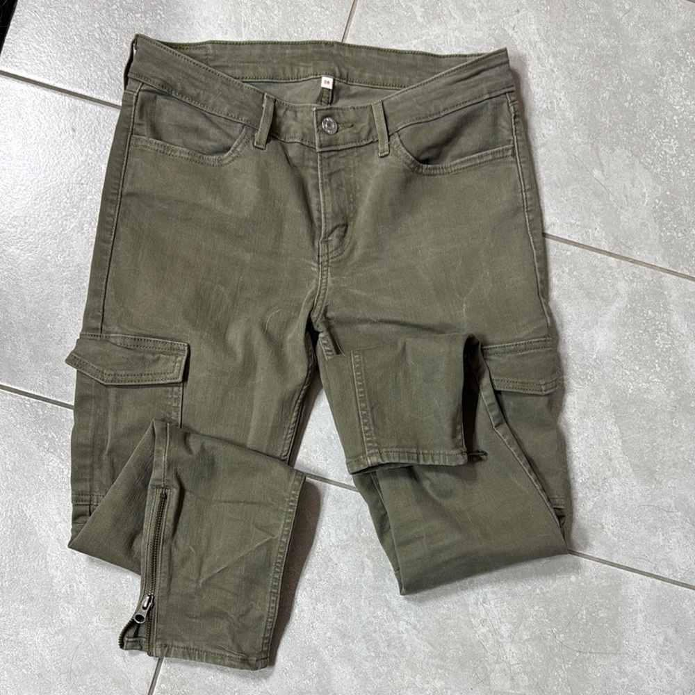 Levi’s Olive Cargo Pants size 28.
